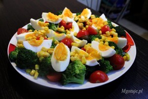 Salatka z brokulem i jajkiem