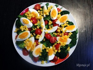 Salatka z brokulem i jajkiem